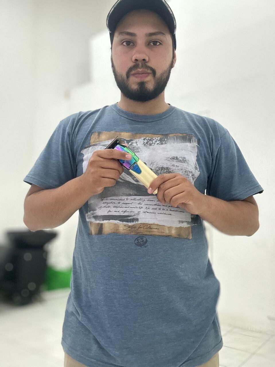 Jason Vargas López tiene 21 años y recién cumplió uno desde que abrió su barbería (Meraki Studio) en San Pedro. Poco a poco ha ido agrandando su clientela y considera que se debe a que comprendió que debe mezclar la moda del momento con los aprendizajes de la vieja guardia de barberos
