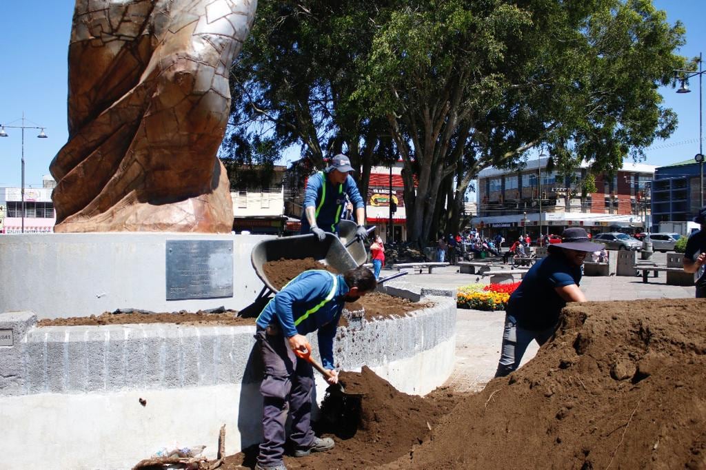 El monumento al Bicentenario de nuestra Independencia que se llama “Costa Rica Victoriosa” y que se puso en la Plaza Mayor de Cartago se quedó sin la fuente original que lo adornaba y en su lugar ahora tiene un jardín de flores