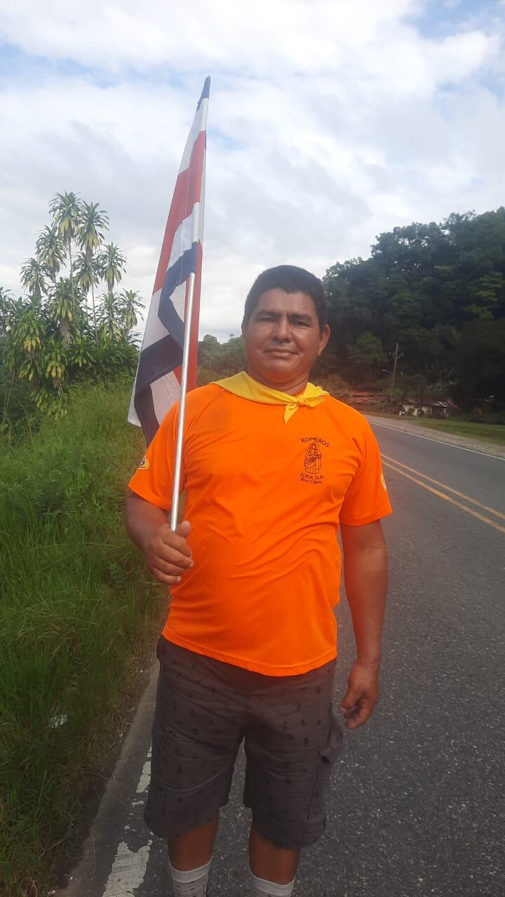 Este domingo 20 de julio los romeros de Río Claro de Golfito comenzaron, desde Paso Canoas, a caminar para cumplirle un año más a la patrona de Costa Rica, la virgencita de los Ángeles. En el grupo camina el periodista Rafael Vargas Jiménez, nuestro amigo de Brunca TV Digital, quien nos colabora con esta información y se caminará los 300 kilómetros, algo que realiza desde hace 10 años.