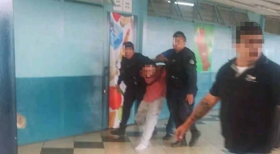 El hombre fue dejado en libertad debido a que los encargados de la escuela no quisieron denunciarlo.