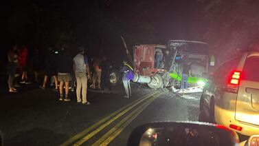 Emergencia en la ruta 32: Bus con pasajeros choca contra vehículo de carga pesada