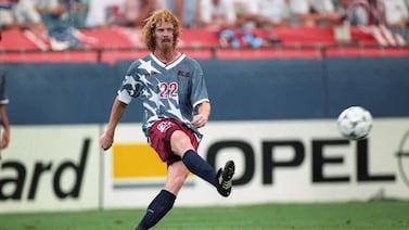 Exfutbolista Alexi Lalas revive viejos recuerdos del Saprissa al responderle a seguidora