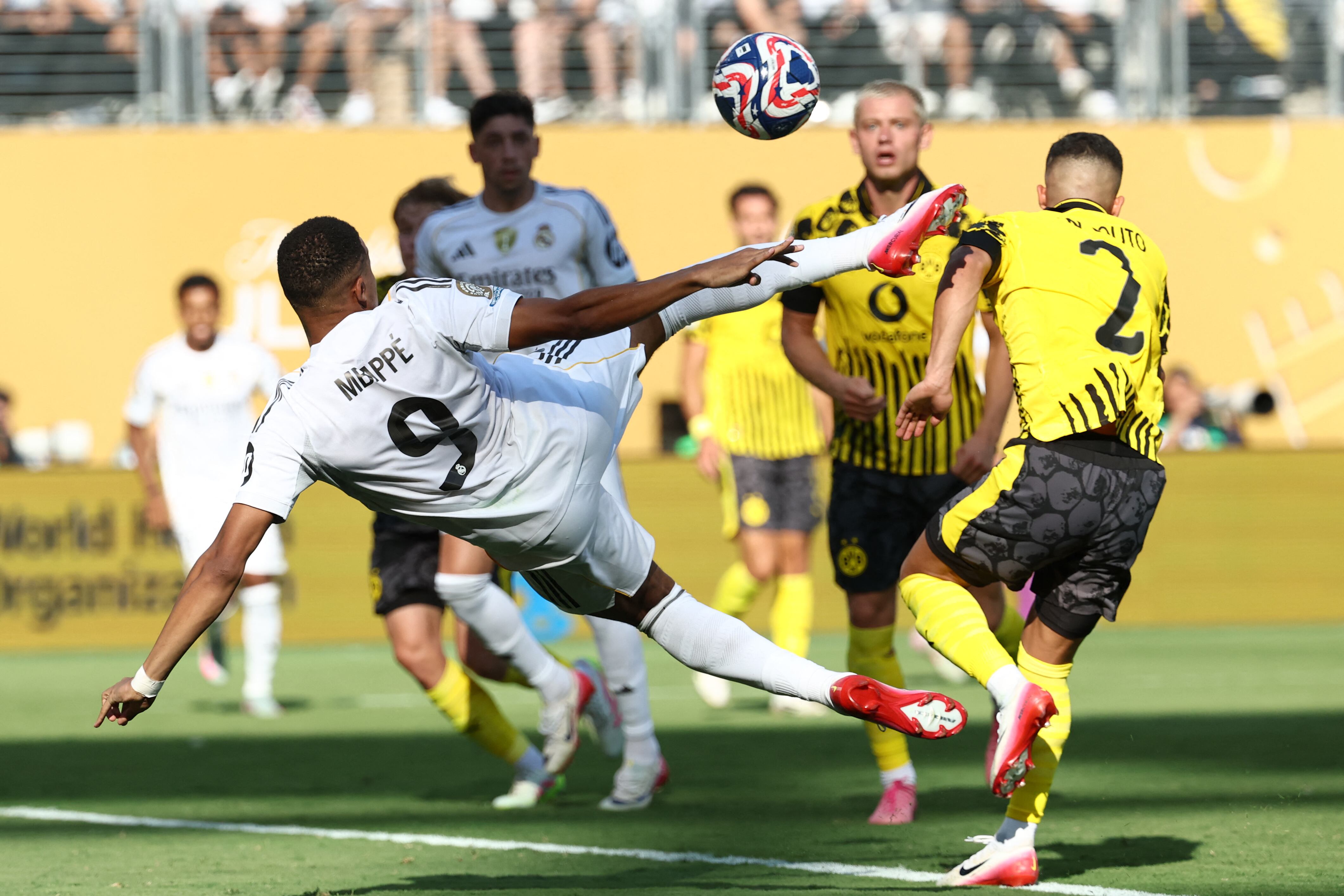 El delantero francés del Real Madrid, Kylian Mbappé, marca el tercer gol