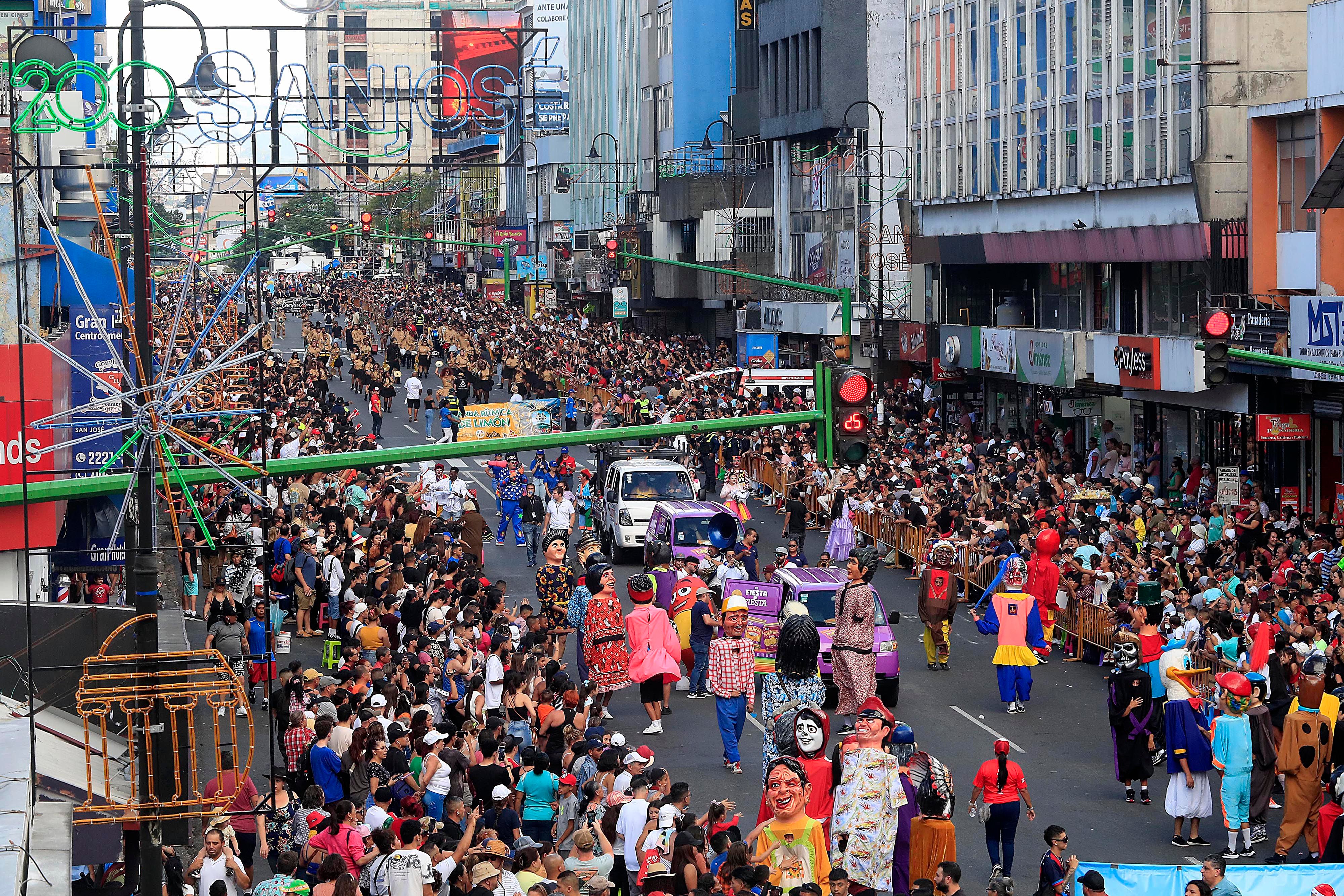27/12/2023 Avenida Segunda. Este miércoles se realizó Carnaval de San José, luego de tres años ausencia en las actividades festivas de fin y principio de año. El desfile, con la presencia de comparsas y carros antiguos, formó parte de las actividades tradicionales en el marco del 200 aniversario de San José como capital, en un ambiente de fiesta, ritmo y mucho color.