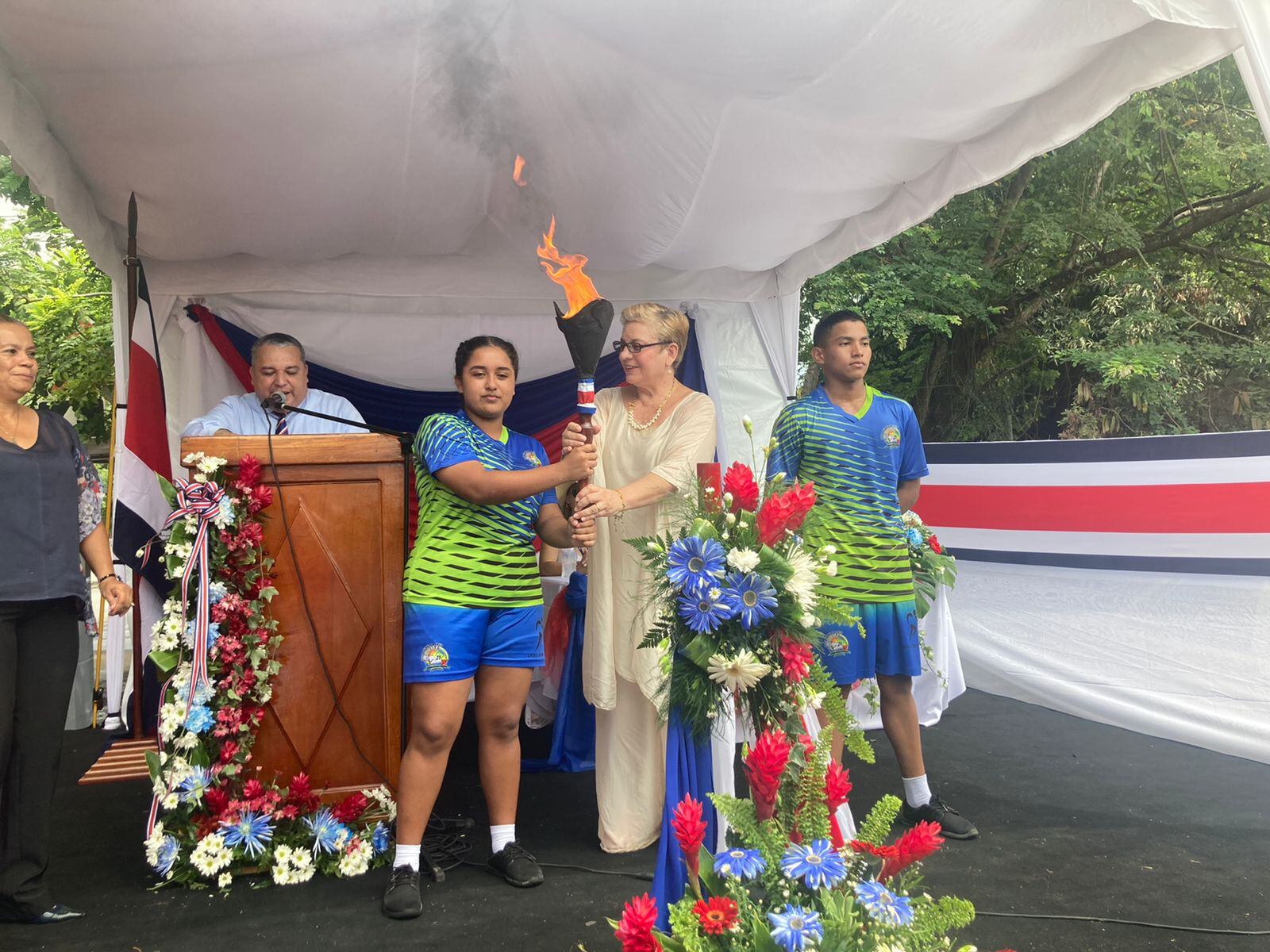 La Ministra de Educación, Katharina Müller Castro, entregó el fuego patrio a la estudiante Hilary Morales Ruiz de undécimo, del Liceo diurno de La Cruz, de Guanacaste, tiene 16 años