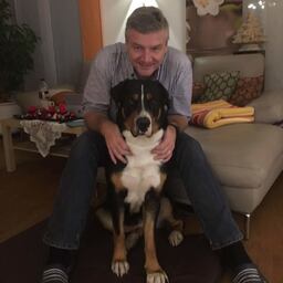 Rüdiger Schickhaus presentaba un impacto de bala, mientras que su esposa recibió tres disparos. Foto tomada de la red social Xing.