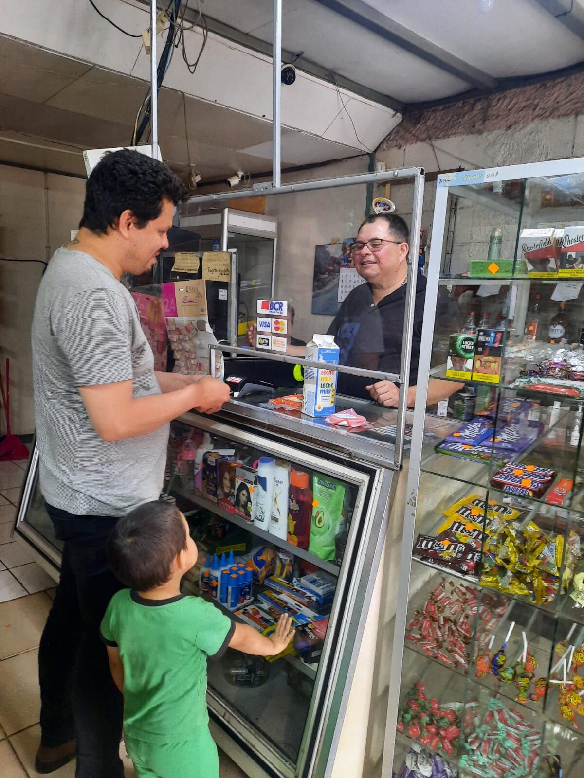 José Francisco Cerdas es el dueño de un minisuper y está bien chiva con el presidente del AyA Juan Manuel Quesada.