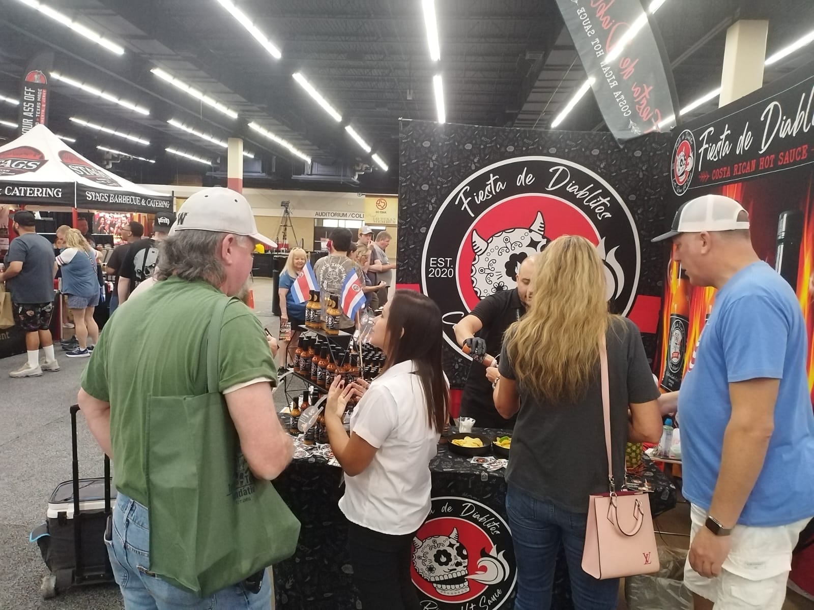 Juan Carlos Bermúdez Varela y su esposa, Andrea Quesada, vecinos de San Antonio de Desamparados, ganaron el chile de oro en el Campeonato Mundial del Chile Picante con su salsa picante Clandestina