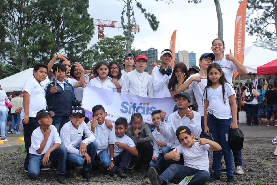 Desde el año 2011, el Sistema de Formación Artística para la Inclusión Social (SIFAIS) brinda servicios socioeducativos gratuitos mediante un equipo de voluntariado fuerte, comprometido y con gran empeño en ayudar a una comunidad marcada por las faltas económica y la exclusión social, como lo es La Carpio.