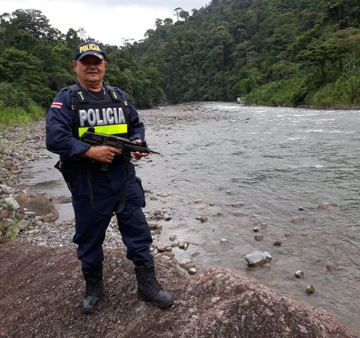 Miguel Esquivel y Evelio Sánchez, dos oficiales que están a punto de pensionarse y detuvieron a peligrosos asaltantes en Turrialba. Foto cortesía.
