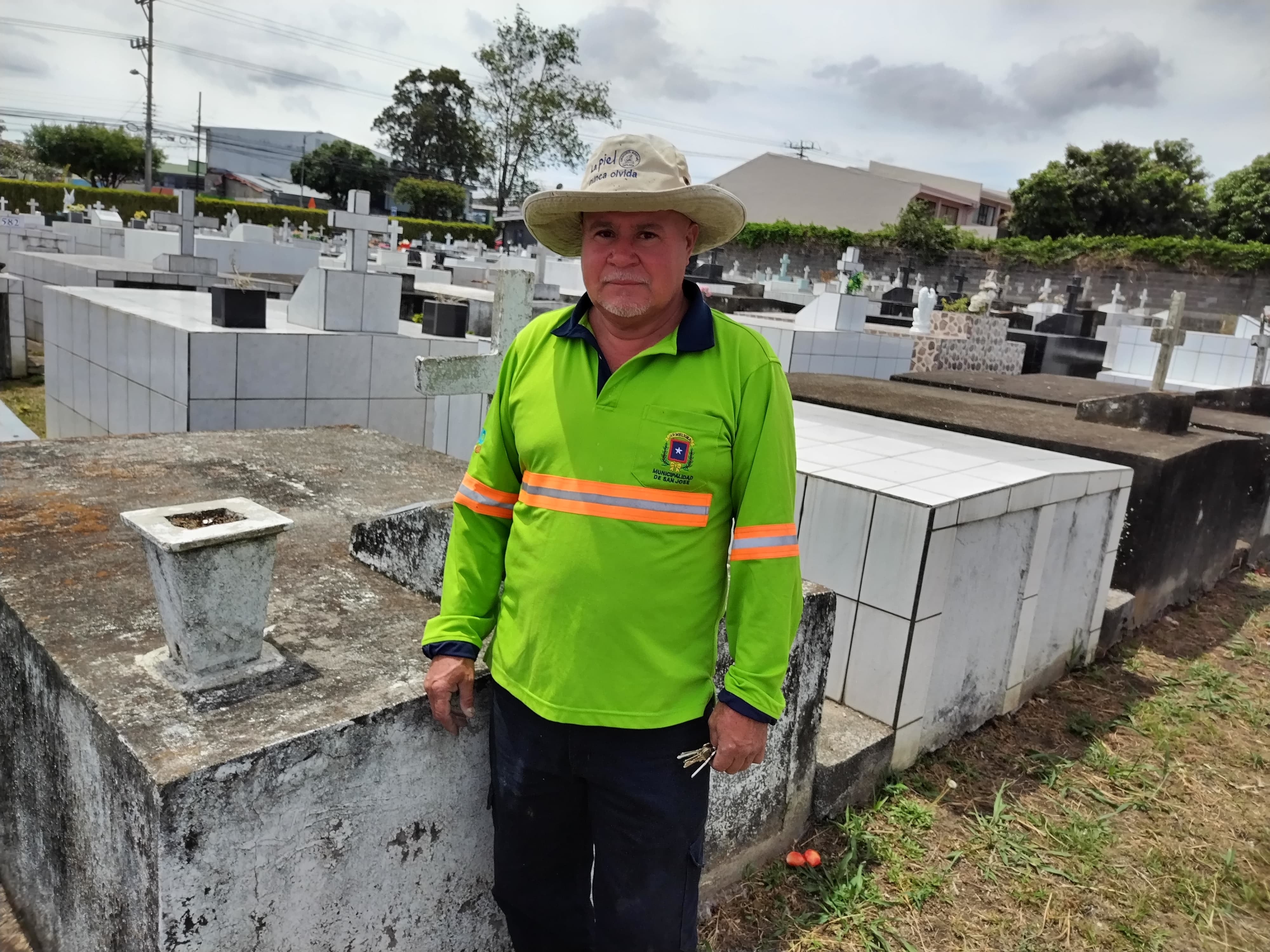 Alexander Jiménez Barahona, nativo de Llano Alexander Jiménez Barahona, nativo de Llano Hermoso de Puriscal, nos abrió las puertas del cementerio Corazón de Jesús de La Uruca y de su experiencia, para entender un poquito mejor ese oficio de panteonero. Hermoso de Puriscal, nos abrió las puertas de “su” cementerio y de su experiencia, para entender un poquito mejor ese oficio de panteonero.