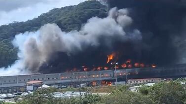 Estos son los impresionantes videos del infernal incendio en enorme bodega en Desamparados