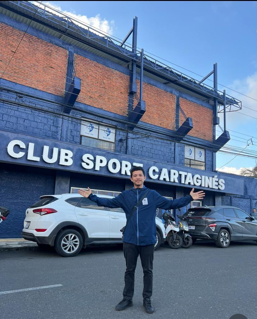 अलेक्झांडर पेरेझ मैत्रीपूर्ण मेझा स्टेडियमवर जर्मन थॉमस मुलरला भेटण्यात यशस्वी झाला.