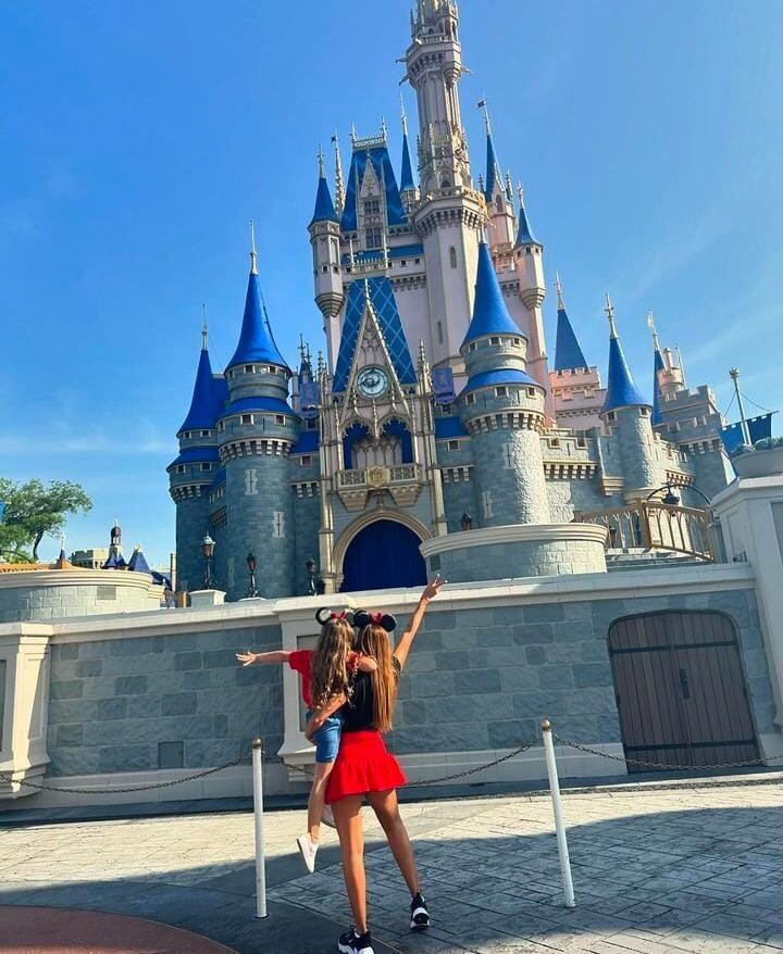 Ericka Morera y su hija en Disney