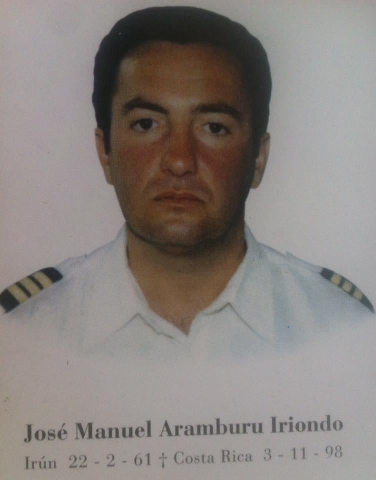 Un accidente aéreo en cerro Roca en Santa Cruz de León Cortés, cobró la vida de los pilotos Juan Manuel Aramburu Iriondo, de 37 años, y piloto costarricense Francisco Eduardo Bolaños Angulo, de 46, así como del guía turístico Erick Salazar Díaz. Foto: Tomada de Canal Altavisión