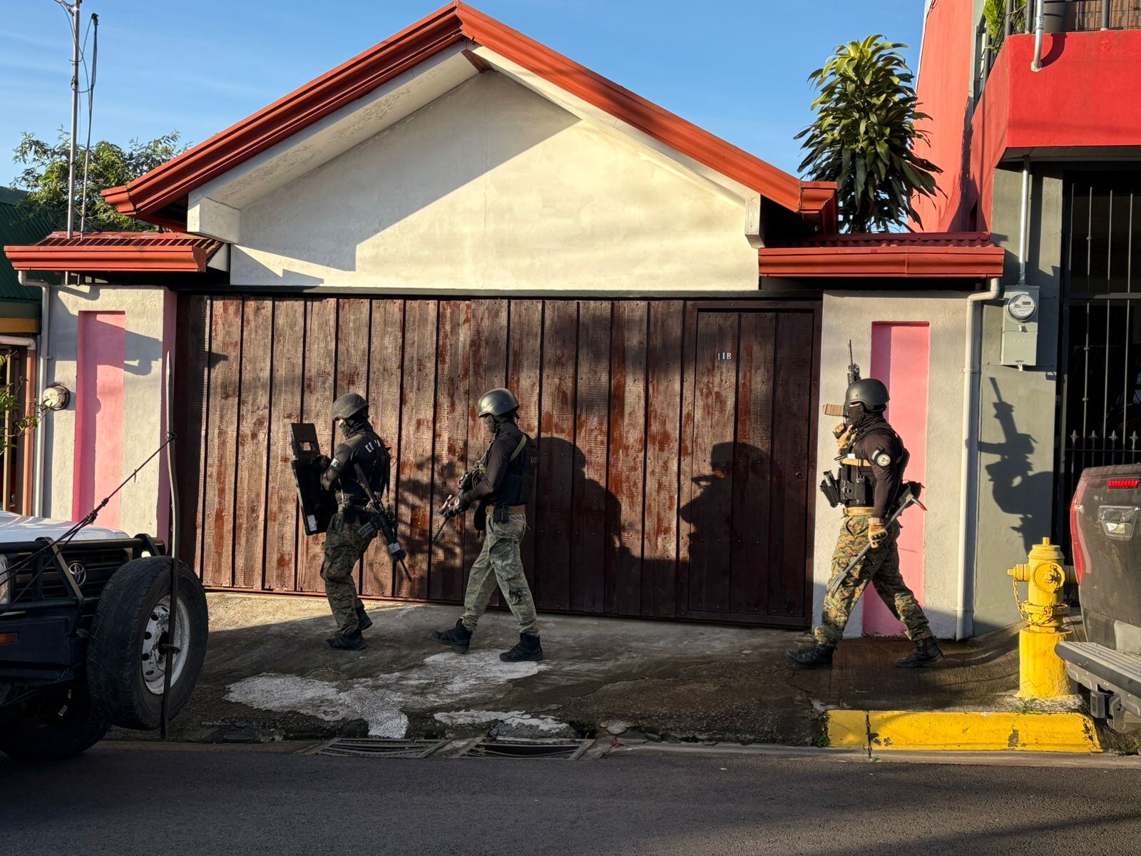 Ingreso de agentes judiciales de la Oficina Especializada contra la Delincuencia Organizada del OIJ a una vivienda en Barva durante los allanamientos este martes. Fotografía: