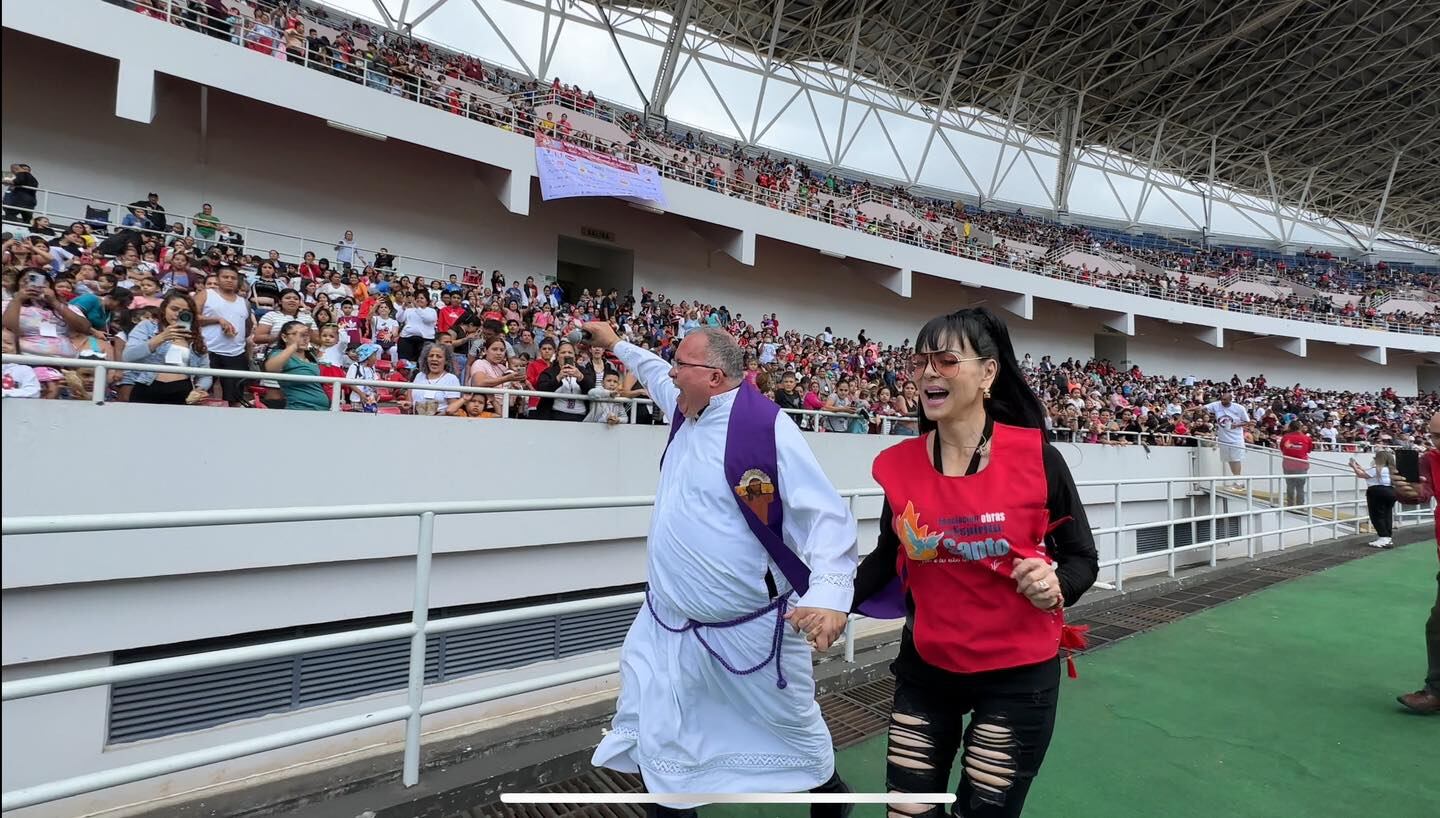 Desde las 8 de la mañana y hasta pasaditas las 3 de la tarde el Estadio Nacional en La Sabana recibió a 35 mil pequeñitos de diferentes partes del país en la 24 Fiesta Nacional de Navidad ¡Jesús: a tus niños los cuida tu iglesia”  2024