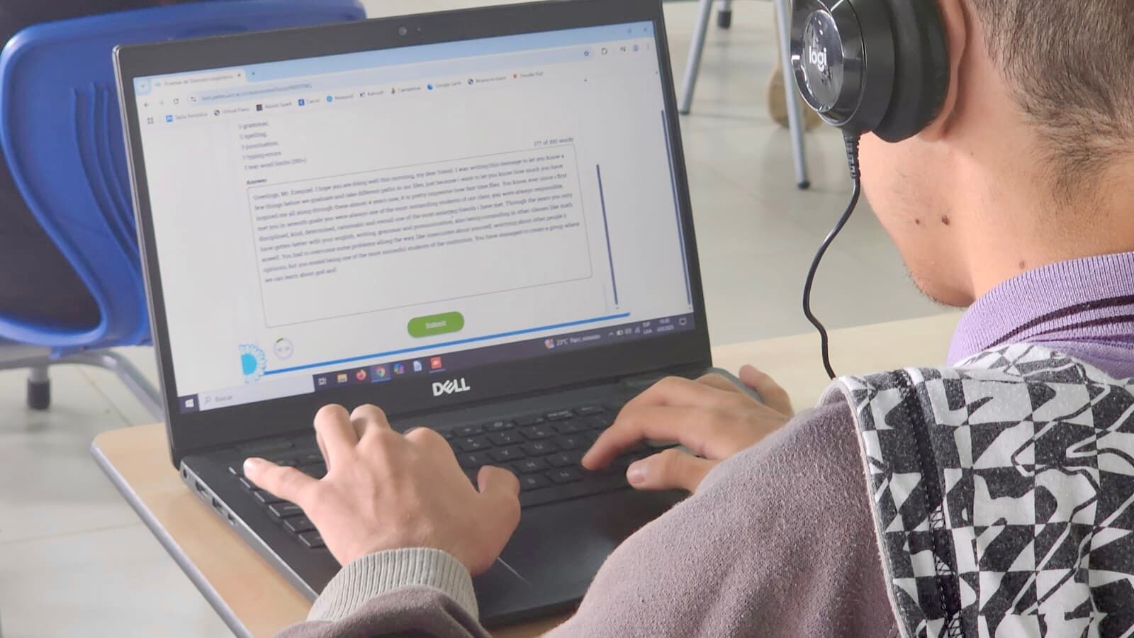 Estudiantes de décimo y undécimo año de todas las regiones del país realizaron este 4 de agosto una prueba de inglés asistida por inteligencia artificial.