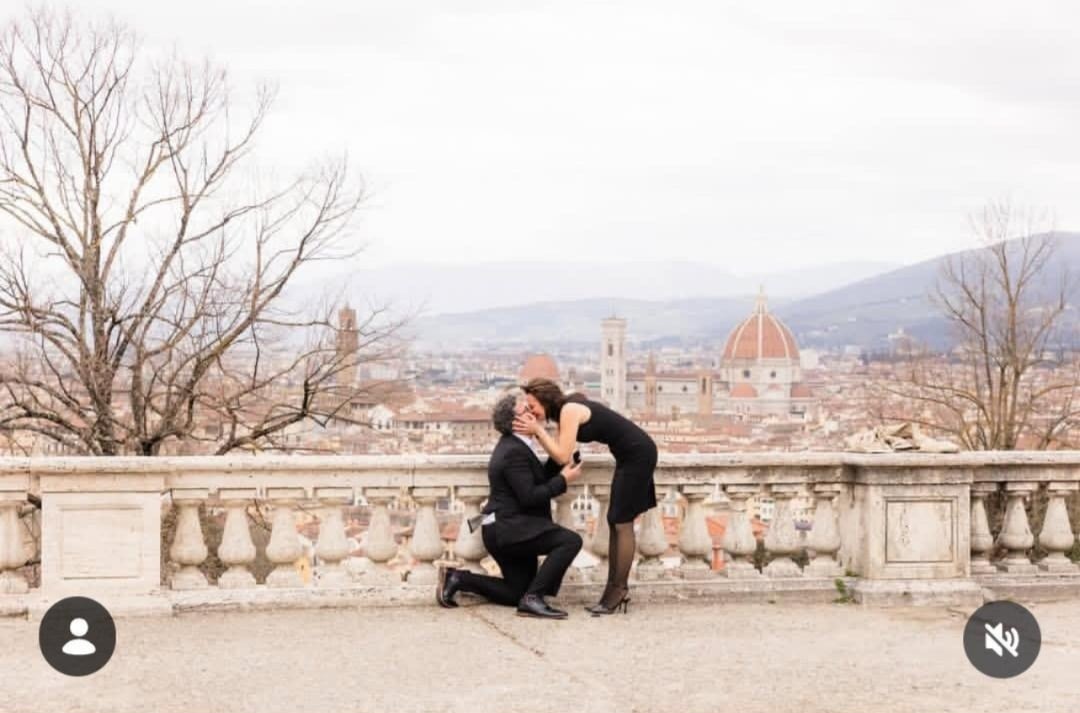 María Fernanda Quirós anunció su compromiso desde San Miniato al Monte en Florencia.