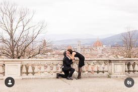 Expresentadora de Repretel le dio “sí, acepto” al creador del Chiliguaro en romántico lugar de Europa