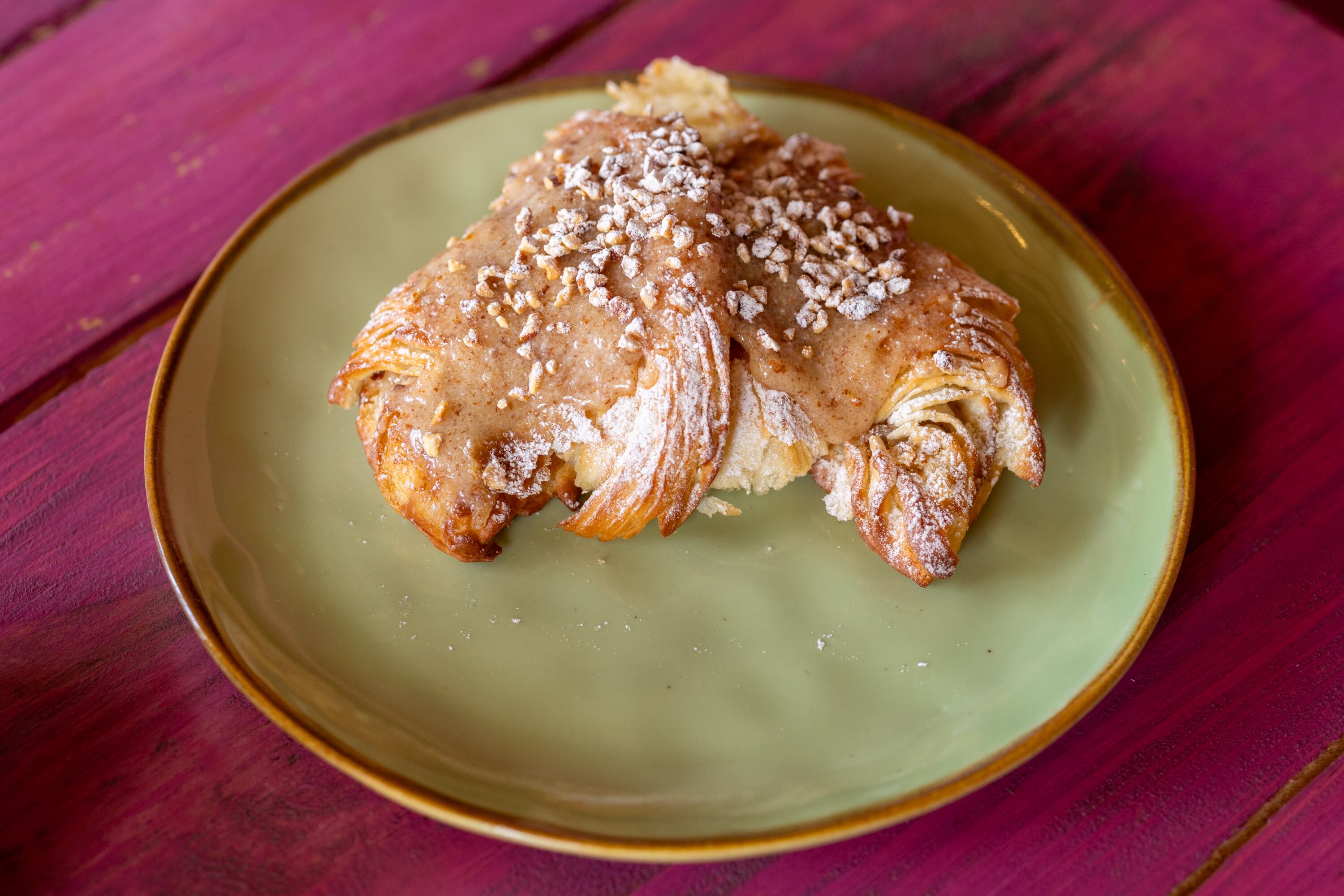 08/08/2024, San Jose, San Pedro, fotografía del local La Petit France y de sus dueños y fundadores, Zoé Castells Raust, Valerie Raust y Damien Castells.