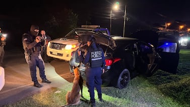 Carro robado, encendido y abandonado escondía 115 kilos de cocaína en Alajuela