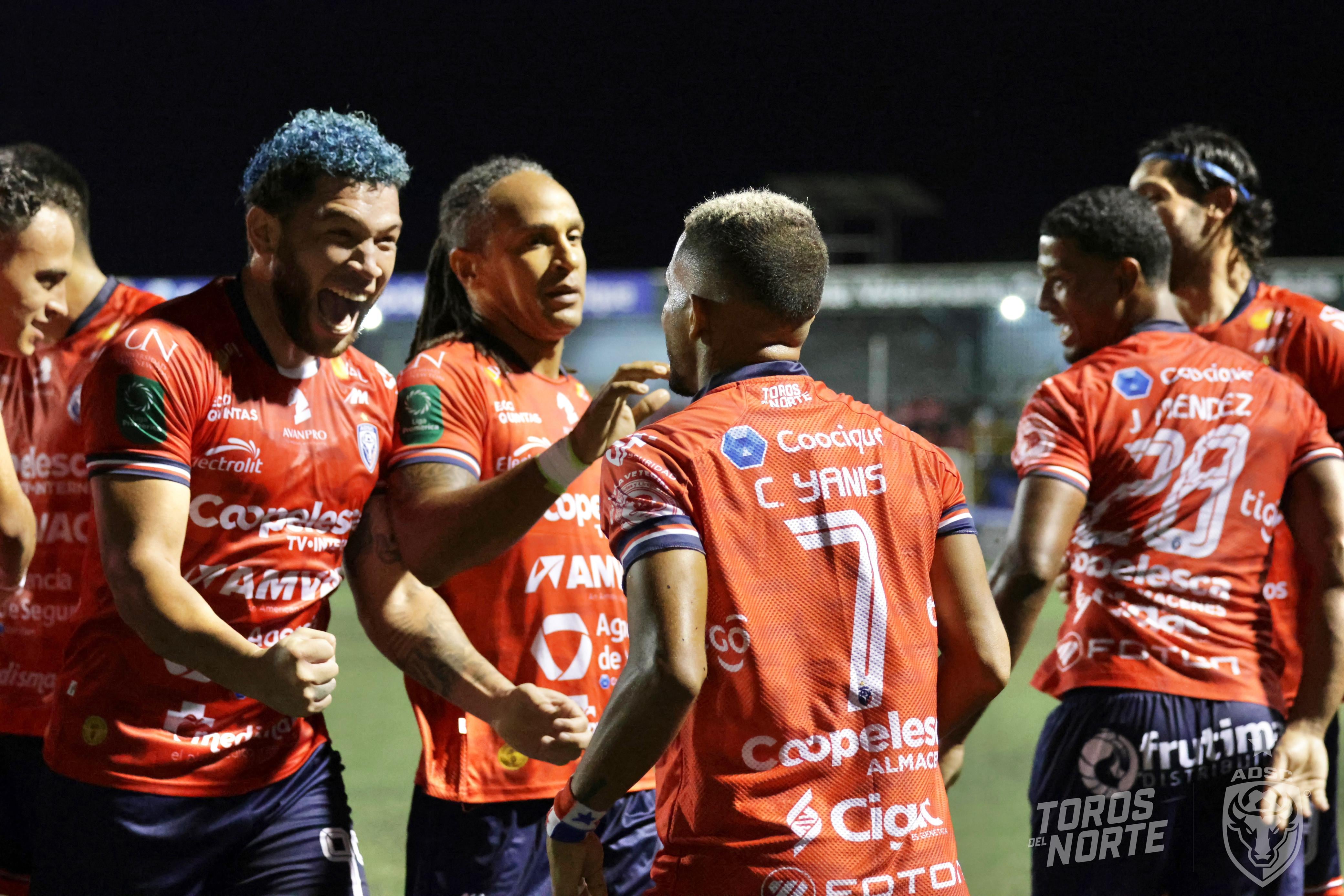 San Carlos encontró los goles del triunfo por medio de Brian Martínez y César Yanis. Foto: Prensa ADSC: