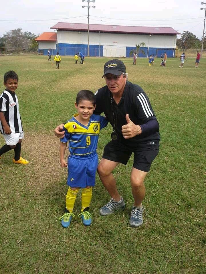 Gabriel Sibaja con Claudio Jara, uno de los ídolos del Herediano.