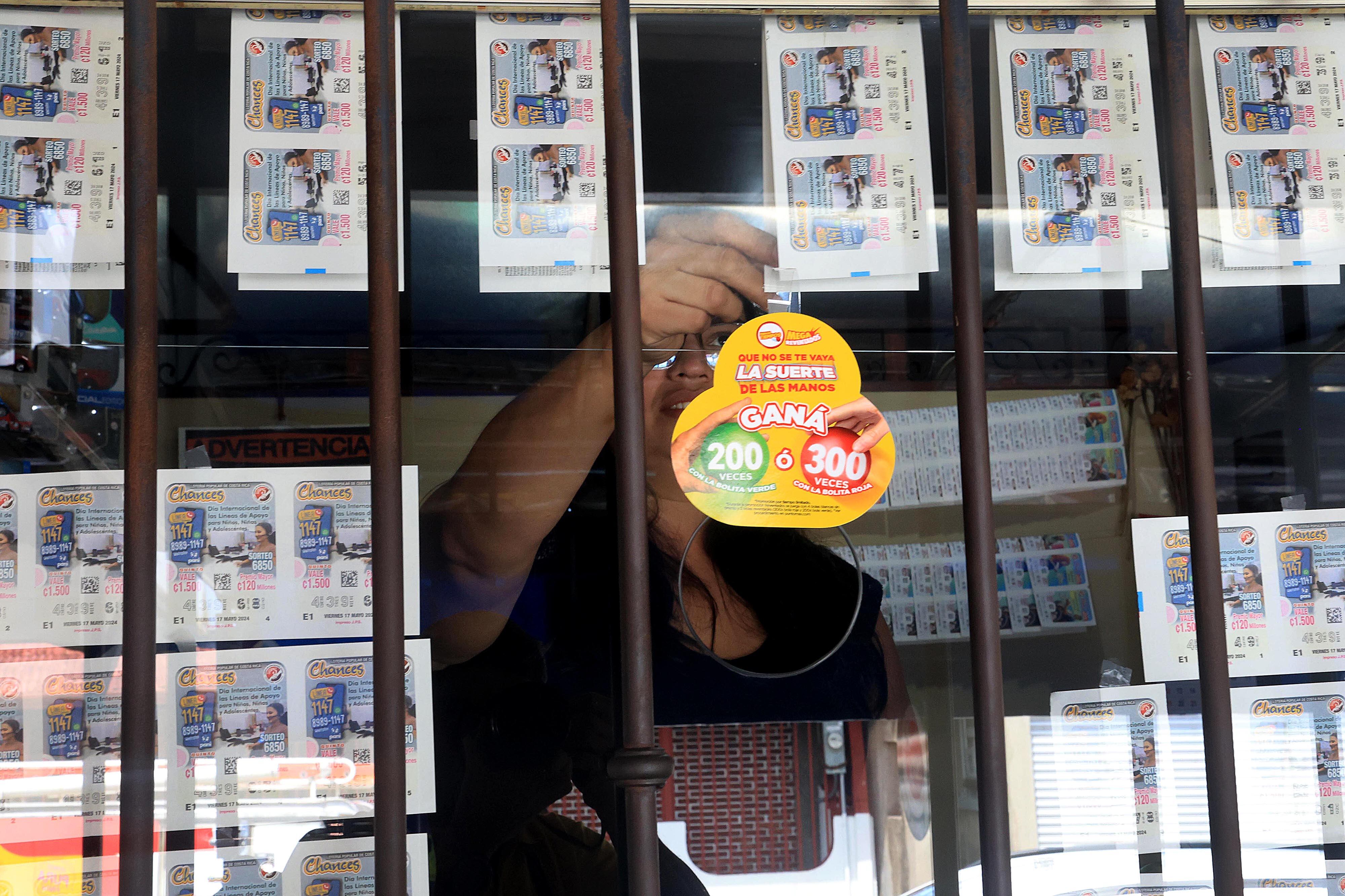 17/05/2024    San Vicente de Santo Domingo de Heredia. Sorayda Martínez vendía chances esta mañana en el puesto Copias y Más. Por estos días la venta de chances y lotería ha estado buena porque los compradores aspiran a ganar el premio acumulado que para este viernes está en 1200 millones de colones. Foto: Rafael Pacheco Granados