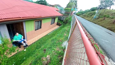 Griego con discapacidad vive como en una cárcel: solo ha salido de su casa tres veces en más de mil días