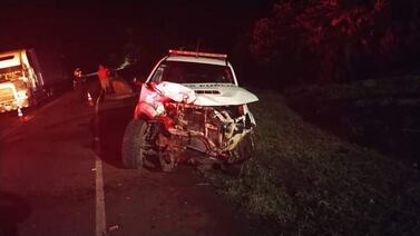 Conductor sin licencia y con supuesto guaro de contrabando se estrella contra patrulla y tráiler