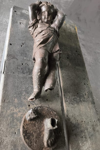 La Fuente del Pastorcillo, una pequeña escultura de hierro fundido cargada de historia, regresó a su lugar, las ruinas, tras pasar más de treinta años olvidada en bodegas de la municipalidad de Cartago.