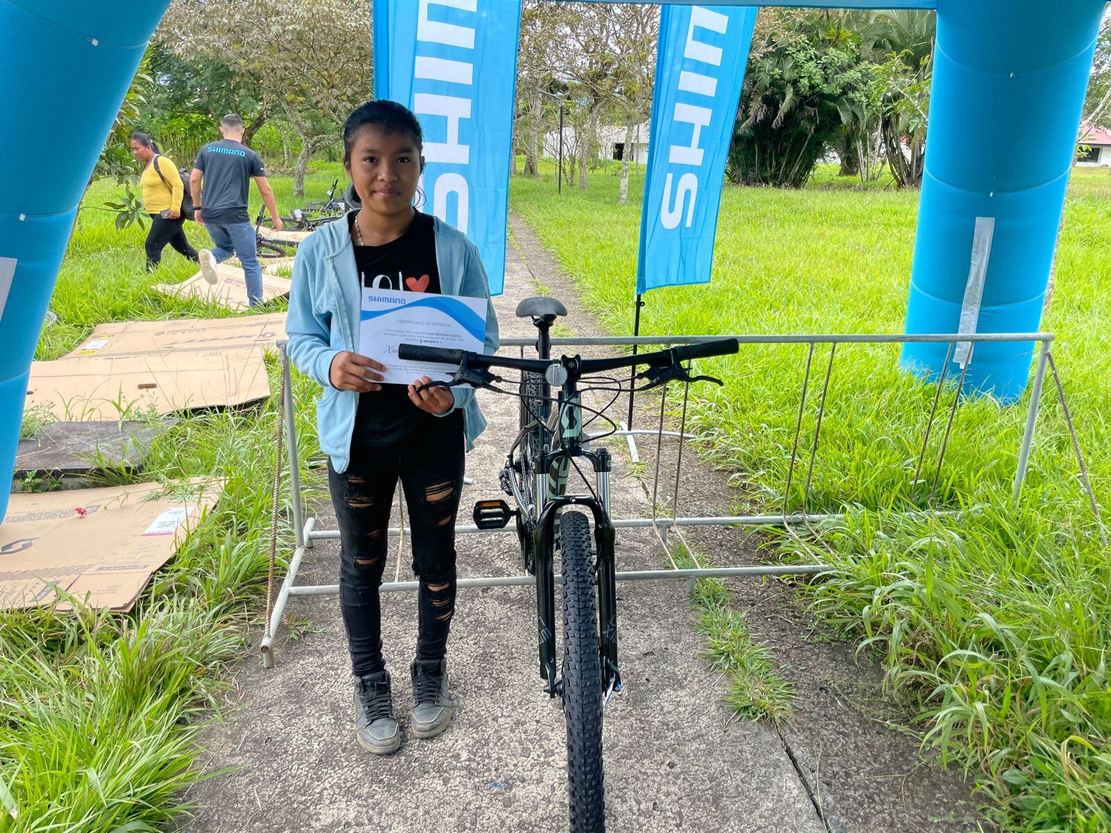 Cien niños y jóvenes de la etnia cabécar, ubicada en Alto Chirripó, recibieron una super bicicleta que está especialmente fabricada para el barro y los malos caminos.