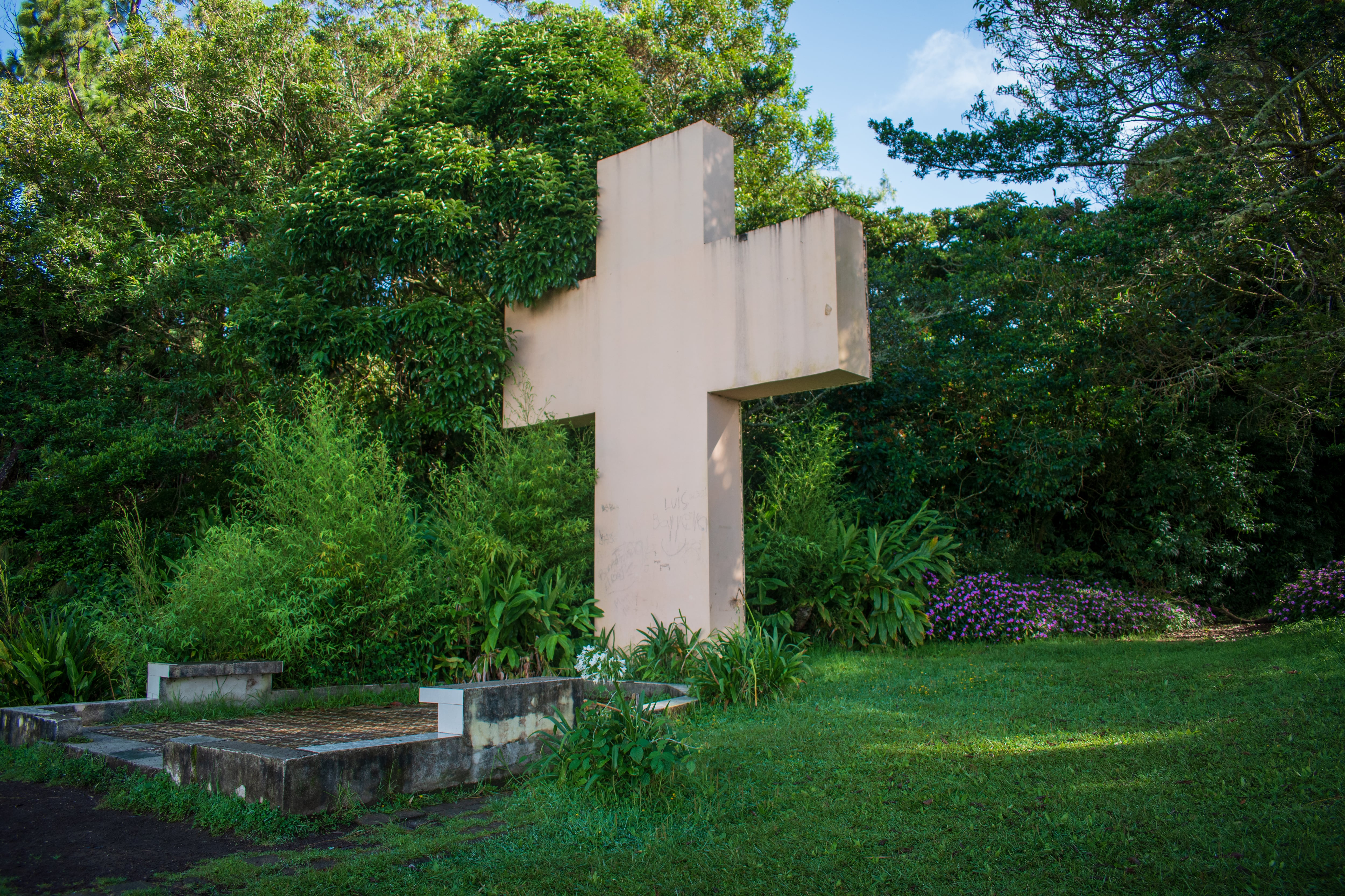 El monumento de la Cruz todavía se conserva, a la par del piso mosaico del antiguo templo (Foto: Municipalidad de San Rafael de Heredia)