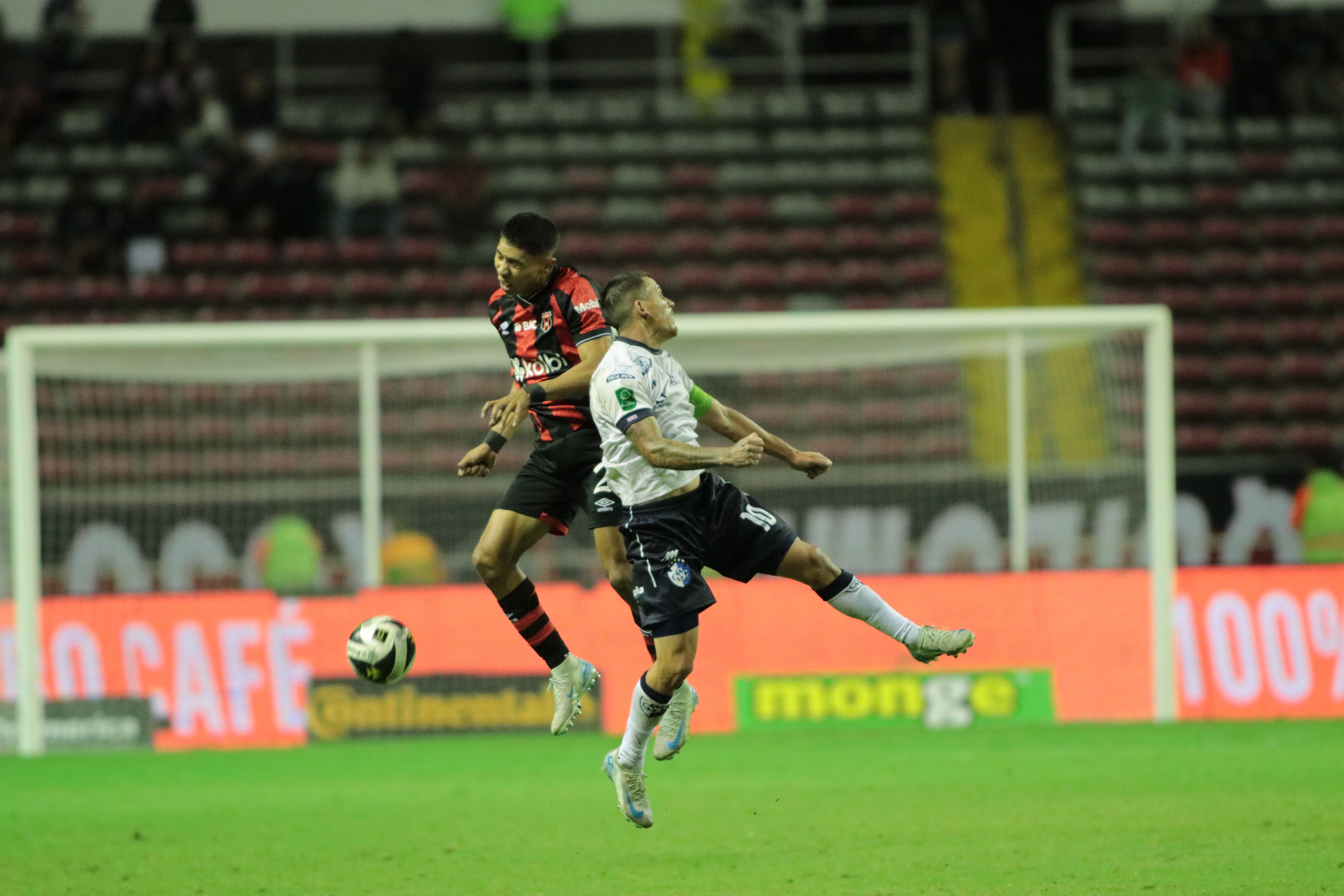 02-02-2025 Estadio Nacional, San José, partido de la jornada 7 del campeonato de primera divisón entre Liga Deportiva Alajuelense y Club Sport Cartaginés.
En la Foto: Anotación Alberto Toril y Larry Ángulo Alajuelense
Jonathan Jiménez Flores para Grupo Nación