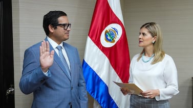 Gobierno nombra a Víctor Carvajal en importante cargo en medio de cuestionamientos