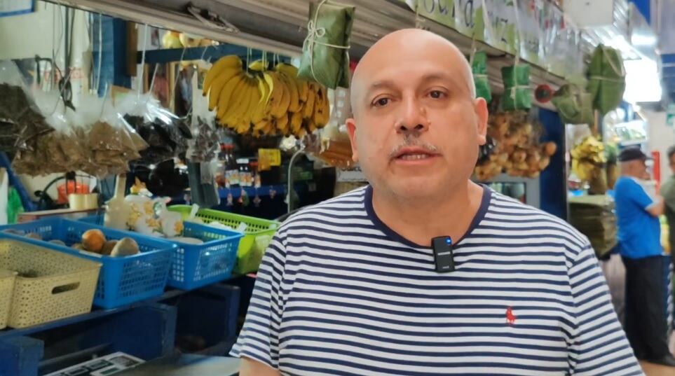 Ricardo Brenes Aguilar tiene 23 años de chinear la imagen del Sagrado Corazón de Jesús en el mercado de Cartago