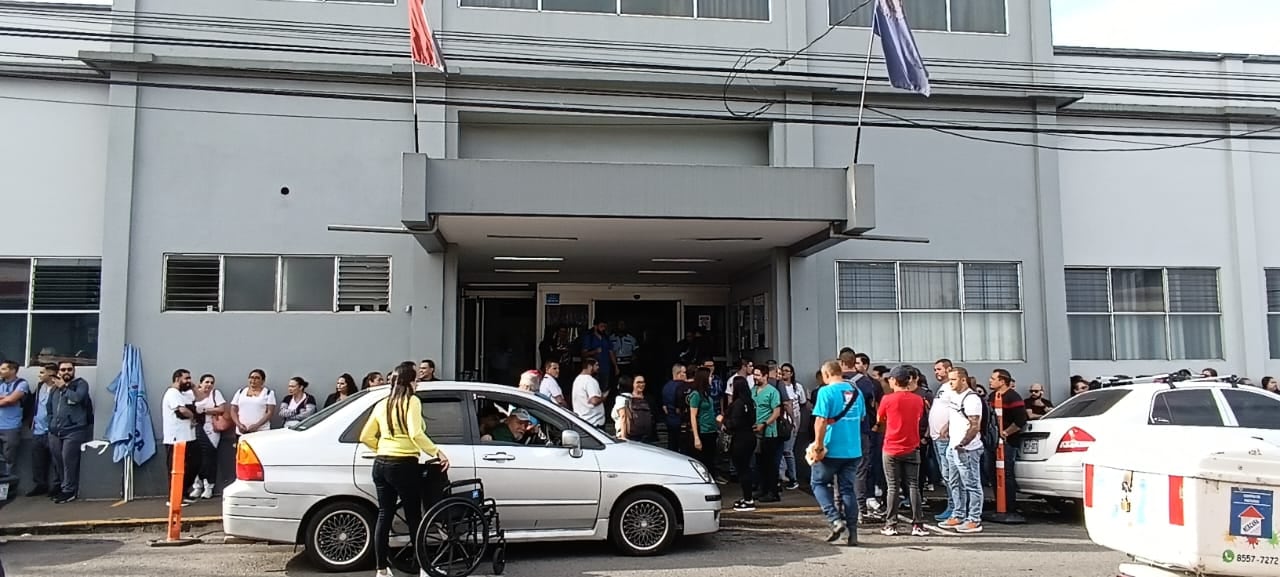 Filas en las afueras del Hospital Max Peralta, Cartago. Jueves 31 de octubre 2024. Huelga de 24 horas CCSS