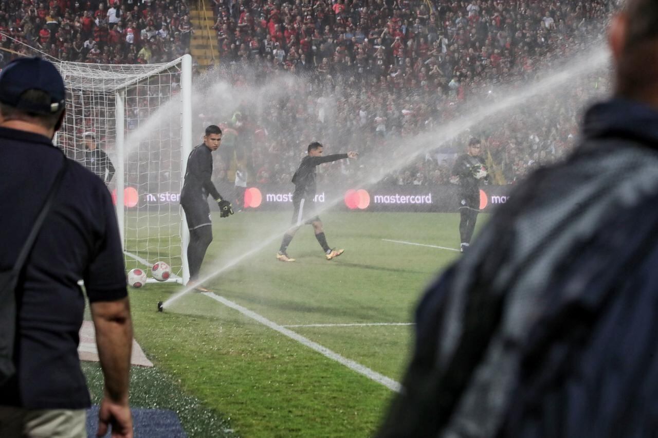 Los jugadores de Cartaginés salieron a calentar y prendieron los tubos con los que se riegan la cancha del Morera Soto. John Durán.