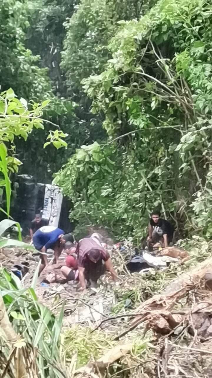 Bus es arrastrado por deslizamiento a guindo en Cambronero, San Ramón. Foto cortesía.