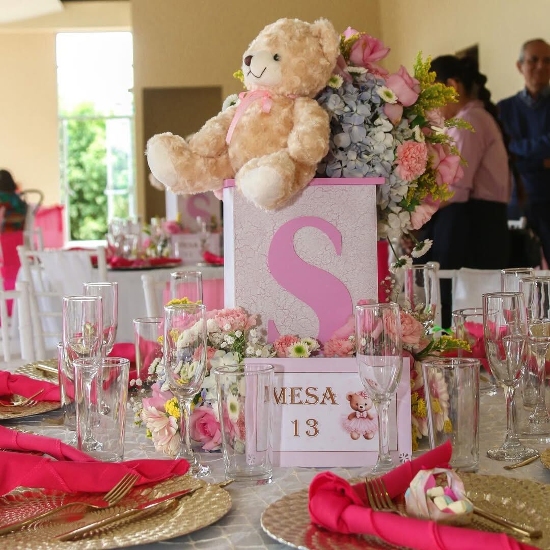 Jorge Martínez y Laura Brenes en el baby shower de su hija Sol.