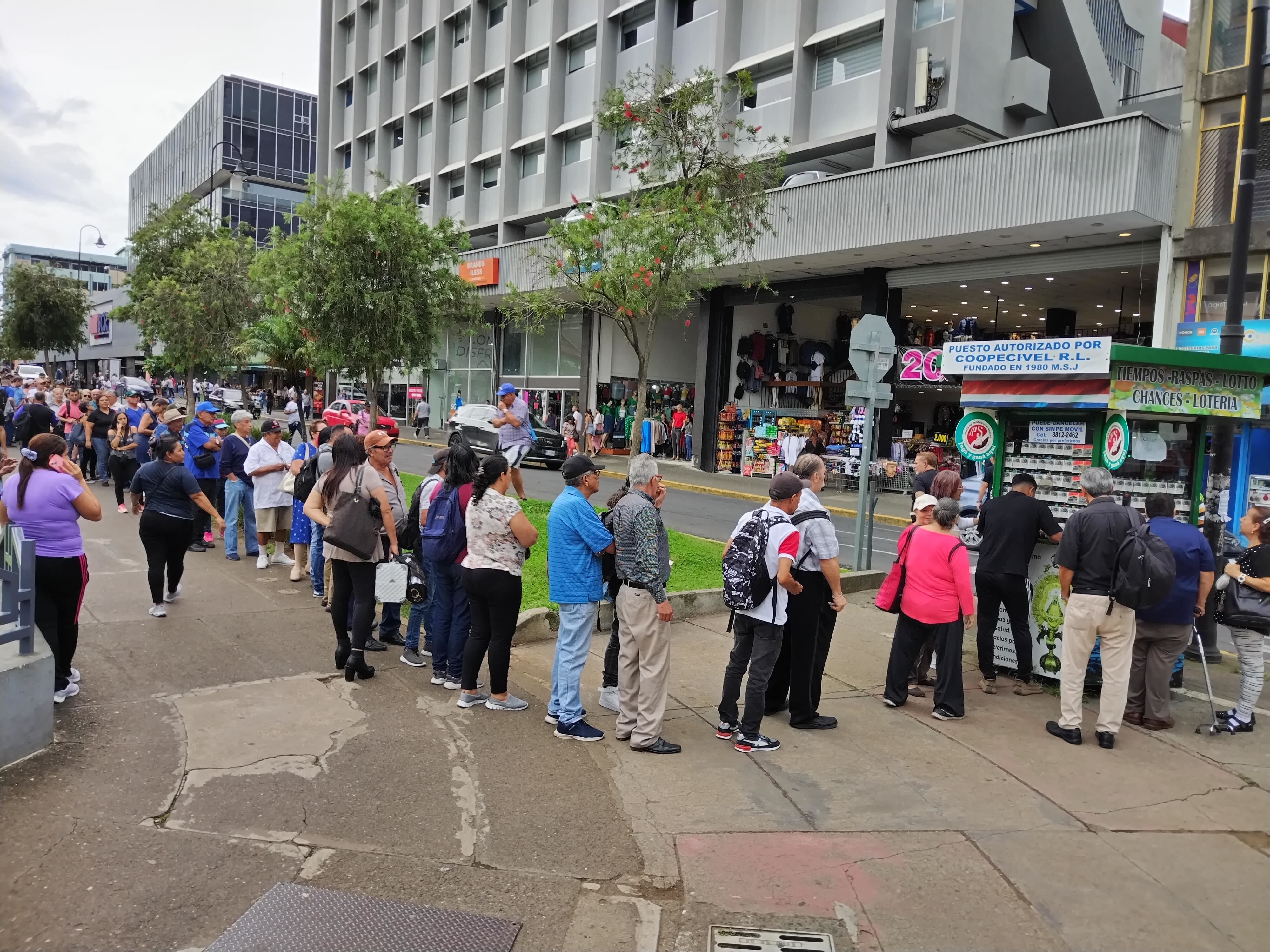 El sobreprecio se convirtió en el rey en San José entre los que estaban vendiendo lotería porque un pedacito de mil colones llegó a ser vendido hasta el 5 rojos.