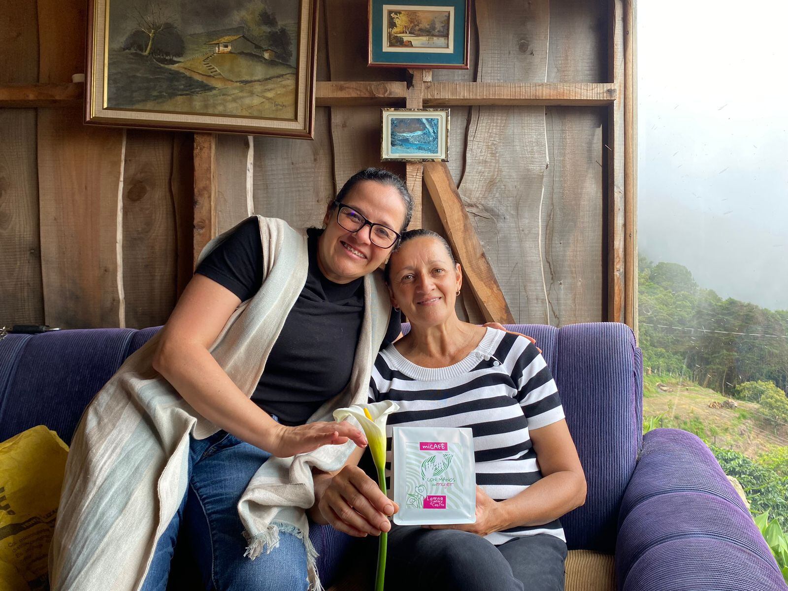 Ana Jiménez Castro es una cafetalera de Aserrí. Se metió de cabeza con el tema del café hace seis años y jamás imaginó que el cafecito que ella con tanto amor produce llegaría a las manos del papa Francisco. En la foto junto a Gabriela Chavarría