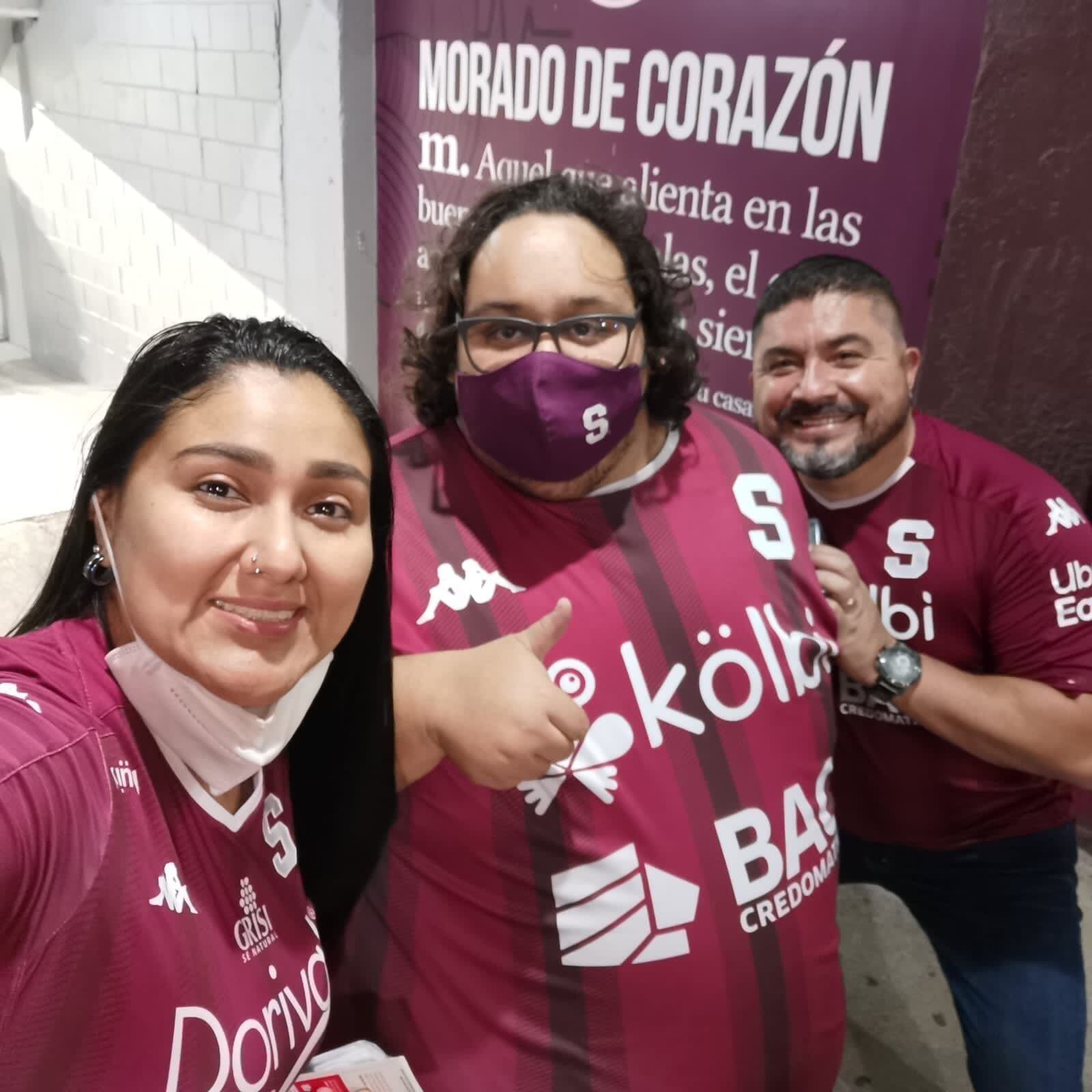 Aficionados de Saprissa que apoyan al equipo femenino. Cortesía.