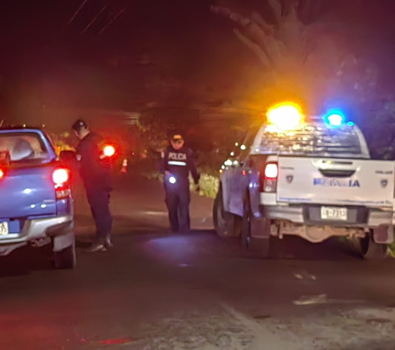 Oficiales de la Fuerza Pública resguardan la escena del atropello ocurrido la noche del miércoles en Hone Creek, Cahuita, donde un adulto mayor falleció y otra persona resultó gravemente herida.