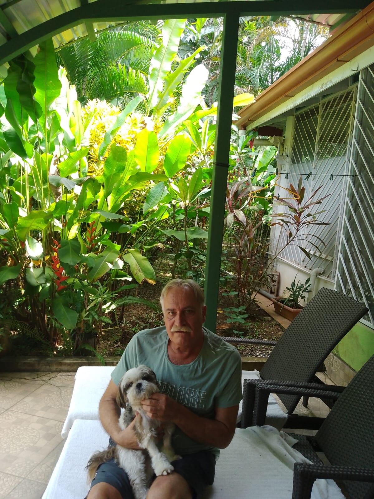 Chou Chou es una perrita tica de 6 años de la raza Shih Tzu que el año pasado se puso muy malita de salud y terminó este 2023 en el quirófano en donde le pusieron un marcapasos. En la foto la perrita con su dueño, el suizo Eric Gsell con quien vive en playa Herradura.