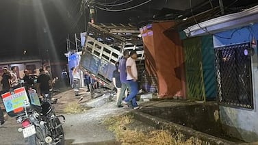 Tres hombres quedaron prensados dentro de cabina de camión que chocó contra una casa
