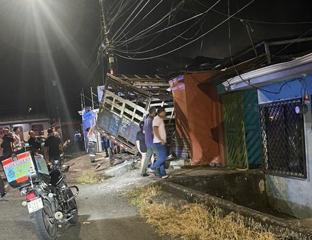 El camión chocó violentamente contra una casa. Foto Caribe Actual.