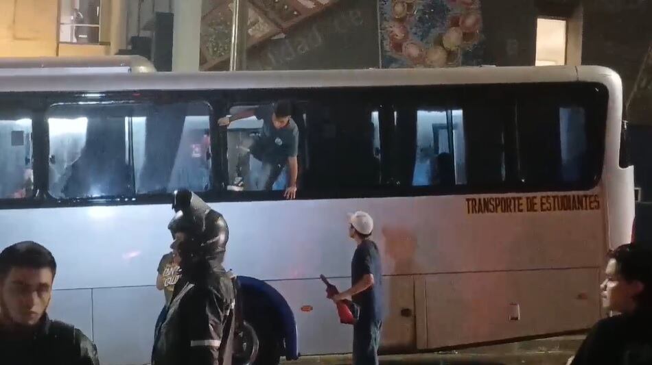Inundación frente a la facultad de derecho de la UCR.