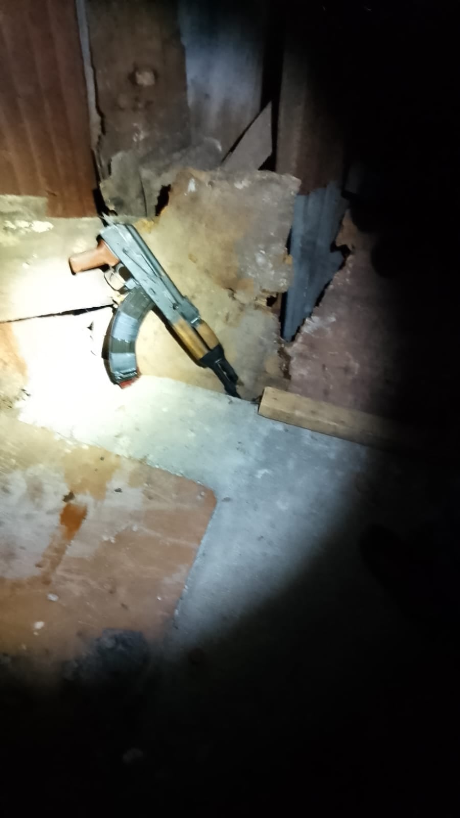 La policía ubicó las armas tiradas en Alajuelita